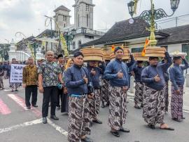 Tampil Bak Abdi Dalem, Pamong dan LKK Kalurahan Tancep Serahkan Pisungsun Hasil Bumi ke Keraton Yogy